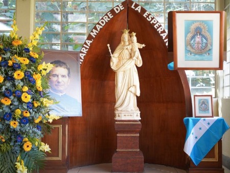 Homenaje a Nuestra Señora de Suyapa en la Casa Inspectorial como muestra de devoción y gratitud.