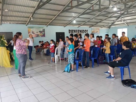 Niños de la Parroquia San Benito, Petén, participaron con alegría y devoción en el retiro espiritual de preparación para la Primera Comunión, fortaleciendo su fe.