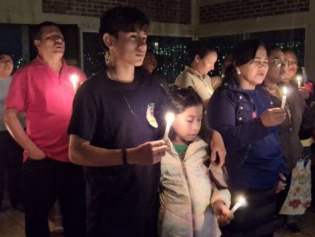 Fieles de la Parroquia María Auxiliadora participan con alegría en la vigilia de Pentecostés, celebrando la presencia viva del Espíritu Santo en comunidad.