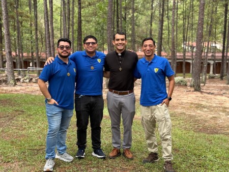 El padre Geovany Argueta, SDB, junto a los hermanos Carlos, Diego y Kendall, durante su visita al Instituto San Miguel, donde acompañaron los retiros estudiantiles con entusiasmo y espíritu vocacional.