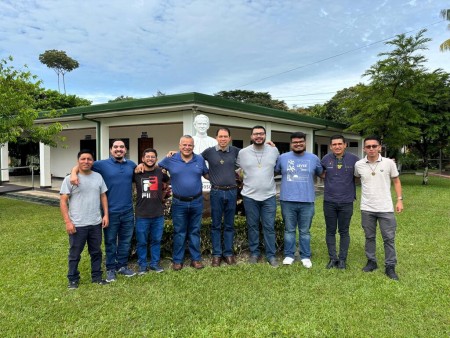 Participantes del Primer Encuentro de Tirocinantes compartieron momentos de reflexión, formación y fraternidad. Los acompañan el padre René Santos, Vicario Inspectorial y el padre Neri Paniagua.