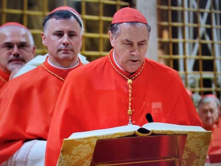 El cardenal salesiano Ángel Fernández Artime durante el juramento de los cardenales en la Capilla Sixtina.