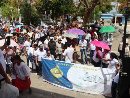 Familias del Vicariato Apostólico de Petén caminan en peregrinación hacia la catedral durante el Jubileo de las Familias 2025, un signo de fe, unidad y esperanza en la Iglesia.