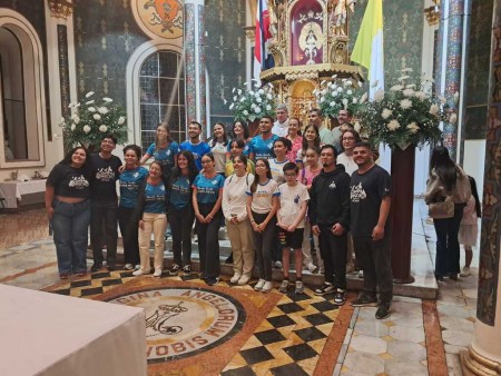 Jóvenes del MJS se reúnen ante el altar de la Basílica de los Ángeles, viviendo un momento profundo de oración y encuentro con Cristo.