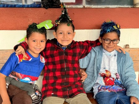 Los estudiantes del Centro Escolar Miguel Magone celebraron el Día del Niño mostrando toda su creatividad y alegría, especialmente durante el concurso de peinados, donde lucieron estilos coloridos, originales y llenos de imaginación.