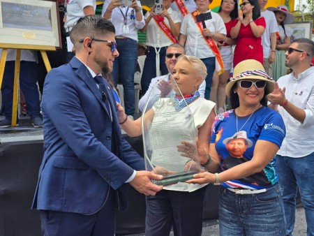 Estudiantes, docentes y familias de CEDES Don Bosco celebraron con orgullo las Fiestas Patrias, recibiendo reconocimientos por su aporte cultural y educativo.