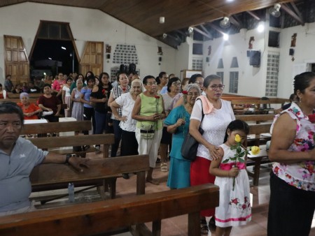  Cada feligrés ofreció una flor a la Virgen María en su cumpleaños, como signo de amor y devoción en la parroquia San Benito de Palermo.