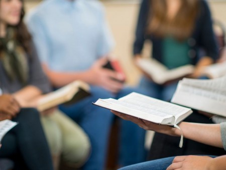 La Biblia y la Tradición caminan juntas bajo la luz del Espíritu Santo.