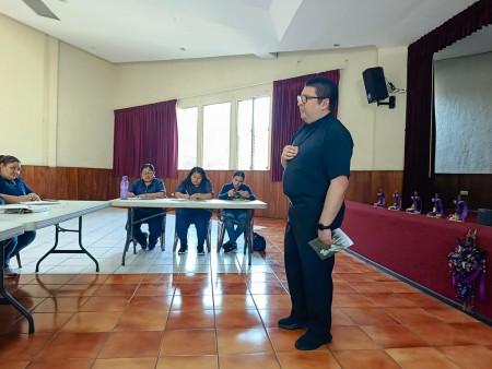 Docentes del Centro Escolar Miguel Magone participan en su retiro cuaresmal, renovando su fe y compromiso educativo salesiano.