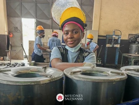 Una joven participa en un taller formativo en una obra de Misiones Salesianas, donde la educaci&oacute;n y la capacitaci&oacute;n brindan nuevas oportunidades para su desarrollo personal y profesional.