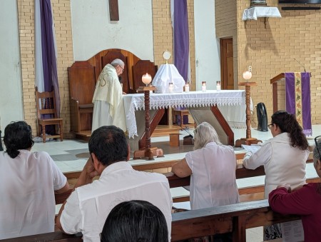 En silencio y oraci&oacute;n, la comunidad acompa&ntilde;a a Jes&uacute;s Eucarist&iacute;a, fuente de paz y renovaci&oacute;n interior.