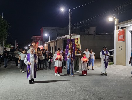 Feligreses recorren las calles en el Vía Crucis Juvenil, viviendo con fe y reflexión la pasión de Cristo.