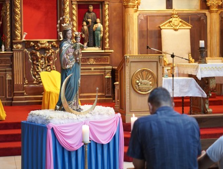 En la Familia Salesiana se tiene la tradición de celebrar, cada 24 de mes, a María Auxiliadora, como un eco que se repite mensualmente de la fiesta del 24 de mayo. Esta es una celebración heredada de Don Bosco, pues fue él quien la inició en el Oratorio festivo. 