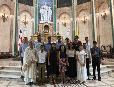 Este rito tiene una enorme importancia para los catecúmenos, pues marca un antes y un después en su camino hacia los sacramentos, invitándolos a vivir con mayor conciencia, madurez y compromiso su proceso de fe.