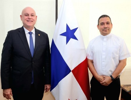 El padre Edward de la O junto al viceministro Carlos Guevara Mann, durante un encuentro en la Cancillería de Panamá para fortalecer la colaboración entre la obra salesiana y el Estado.