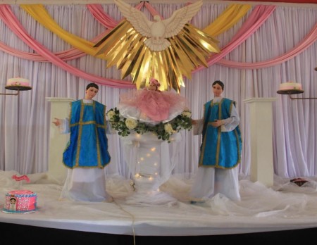 Altar dedicado a la Virgen Niña en la Parroquia San Juan Bosco de Managua, decorado en honor a la celebración de su natividad, durante la tradicional Quecada 2024.