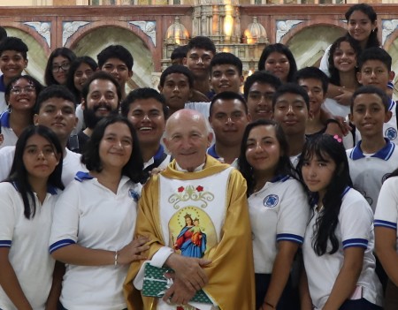 El padre Pepe Moratalla junto a integrantes de la Orquesta Sinfónica del Polígono Don Bosco, durante la Eucaristía en acción de gracias por sus 50 años de vida sacerdotal, celebrada en el templo María Auxiliadora, Don Rúa. 