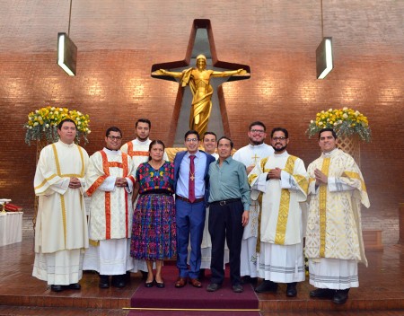 El Hno. Walter Solís compartió este momento con familiares y hermanos salesianos. 
