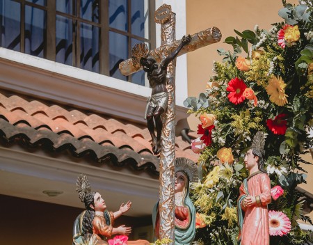 El Cristo Negro de Esquipulas recorre las calles en procesión, representando más de 400 años de historia y devoción que unen la fe de generaciones en Guatemala.