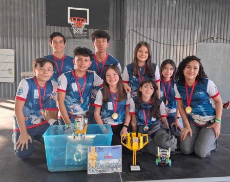 El equipo del Clubhouse Sales Cartago celebra su victoria en la First Lego League 2025, mostrando con orgullo su trofeo y diploma como campeones nacionales en la categoría Challenge.