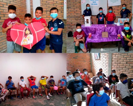 Niños del oratorio celebrando su encuentro con Jesús.