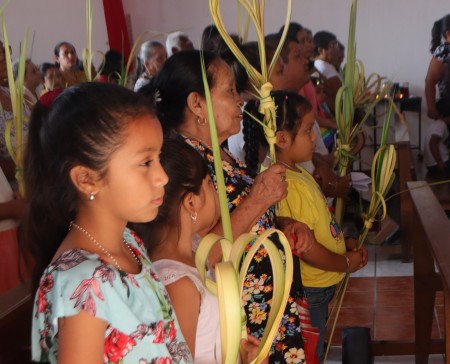 La Parroquia San Benito de Palermo en Péten dio inicio a la Semana Santa con la tradicional bendición de ramos.