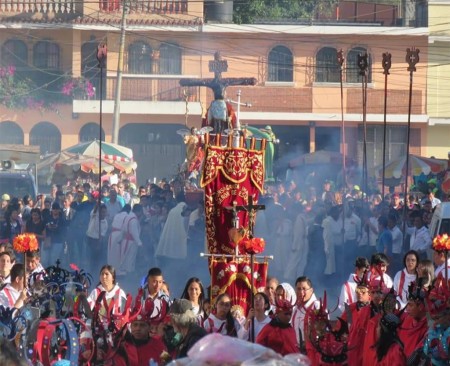 Fieles de la Parroquia Divina Providencia acompañando la procesión.
