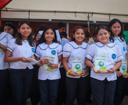 En conmemoración del Día del Libro, los estudiantes de 5to y 6to grado de la Escuela Anexa San Juan Bosco recibieron ejemplares como parte de la celebración, fortaleciendo así su pasión por la lectura y el conocimiento.