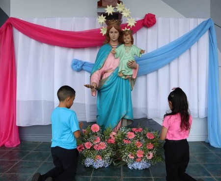 Estudiantes de CEDES Don Bosco participan con devoción en la novena a María Auxiliadora, expresión viva del amor y espiritualidad salesiana.