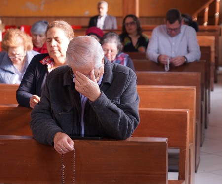 Tras la Eucaristía, la comunidad se unió en el rezo del Santo Rosario y en la oración al Sagrado Corazón de Jesús, culminando una mañana de profunda fe, recogimiento y esperanza en el amor de Cristo.
