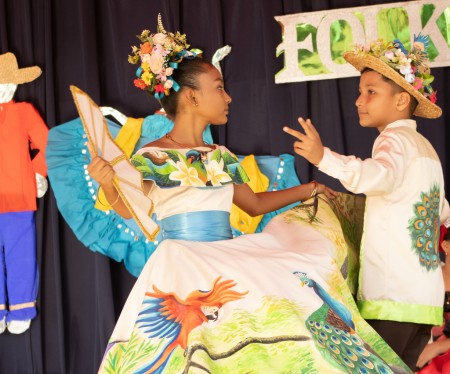Con gracia y colorido, estudiantes de la Escuela Anexa San Juan Bosco interpretan danzas folklóricas durante el festival, celebrando la riqueza cultural nicaragüense y transmitiendo el orgullo por sus tradiciones.