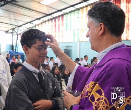 Estudiantes de la Escuela Salesiana Domingo Savio reciben la ceniza como signo de reconciliaci&oacute;n y conversi&oacute;n al iniciar el tiempo de la Cuaresma.