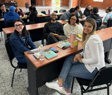 Agentes de pastoral de la obra salesiana de Tegucigalpa comparten espacios de di&aacute;logo y discernimiento en grupos de reflexi&oacute;n durante los Ejercicios Espirituales 2026, fortaleciendo su compromiso al servicio de los j&oacute;venes.