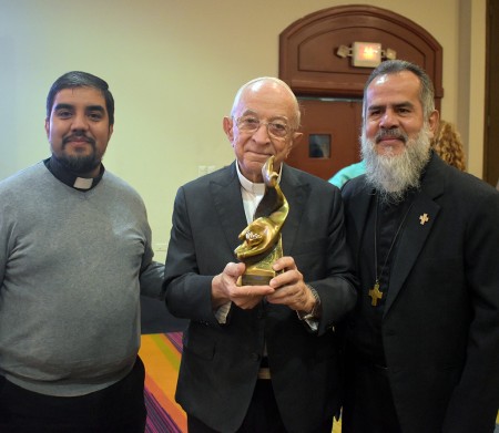 P. Julio Navarro, P. Alfonso y P. Ángel Prado compartiendo la alegría de este reconocimiento. 