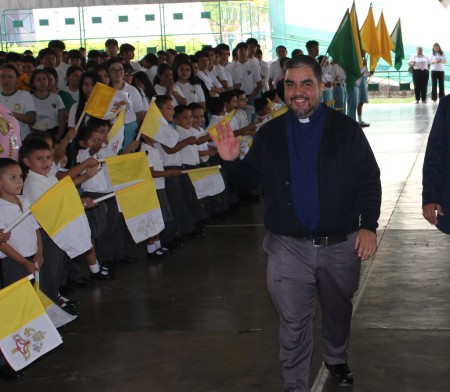 Estudiantes del Colegio Salesiano San Jos&eacute; dan una c&aacute;lida bienvenida al padre Julio Navarro durante su visita a la obra en Santa Ana.
