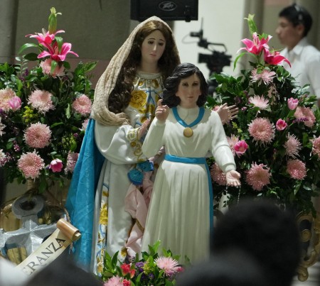 Imagen de la beata Laura Vicuña, ejemplo de santidad juvenil salesiana, venerada durante la celebración en su honor, donde los asistentes presentaron sus peticiones y recibieron su bendición.