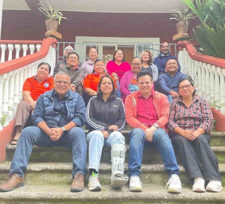 Los participantes del retiro de los Salesianos Cooperadores de Honduras posan al final del encuentro, reflejando el espíritu de fraternidad y el compromiso renovado con la misión juvenil y popular inspirada por Don Bosco. Este evento reafirmó el papel transformador del apostolado seglar en la Iglesia y la sociedad.