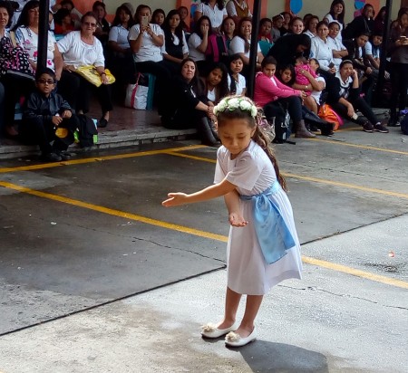 Flor a María Auxiliadora en la Academia Divina Providencia. 2018