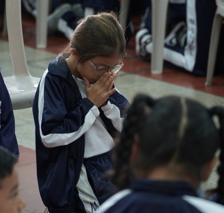 Alumnos del Centro Escolar Miguel Magone rezaron a María Auxiliadora para solicitar su protección. 