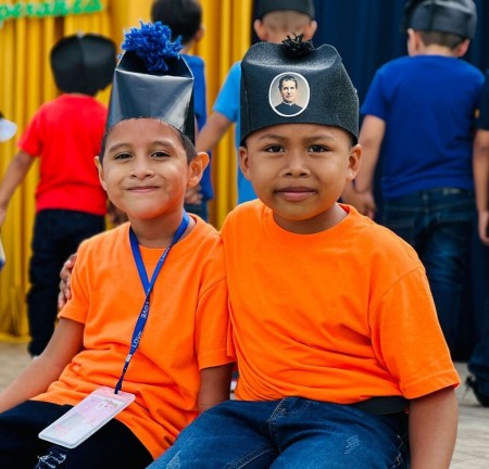 Estudiantes participan con entusiasmo en las celebraciones en honor a San Juan Bosco, fortaleciendo su vínculo con la espiritualidad salesiana.