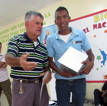 Roger Nahúm junto al Hermano Oscar Pereira SDB