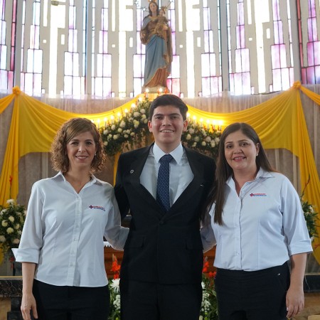 La beca fue entregada durante la misa de graduación