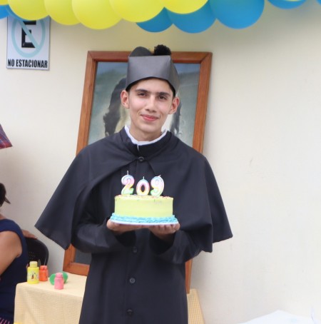 Un joven, caracterizado como Don Bosco celebra los 209 años del nacimiento del santo de la juventud durante la “Bosco Kermés” en la Parroquia de San Benito, Petén.