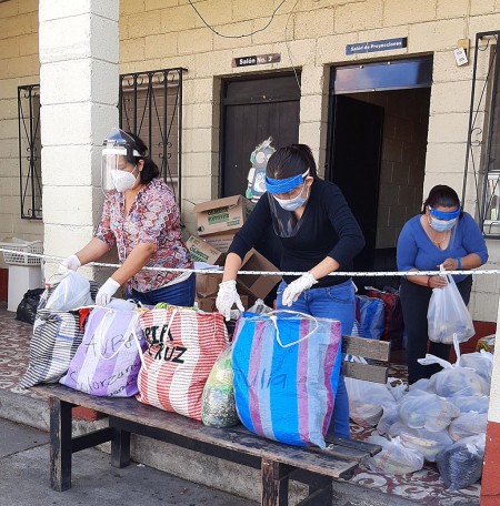 entrega de vivieres en la parroquia Divina Providencia