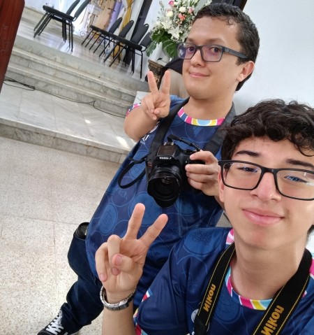 Daniel Quirós y Gabriel Fernández, jóvenes comunicadores del Centro Don Bosco de Pérez Zeledón, colaboraron con entusiasmo en la cobertura de la visita de la Virgen de los Ángeles para Radio Sinaí.