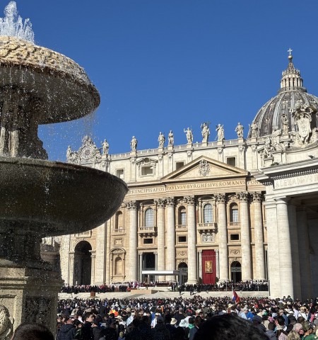 El hermano Víctor Barrios, SDB, de la Inspectoría Salesiana de Centroamérica, presente en la Plaza de San Pedro durante el anuncio del Papa León XIV. Actualmente estudia Teología en la Universidad Pontificia Salesiana en Roma.