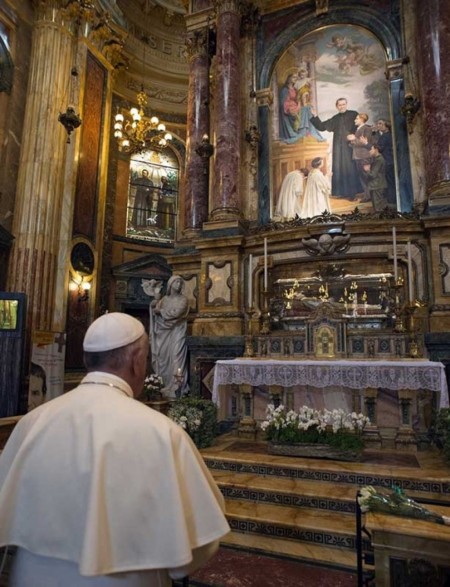 El mundo salesiano expresa su gratitud por el legado del Papa Francisco, recordando la enseñanza de Don Bosco sobre la devoción al Santo Padre.