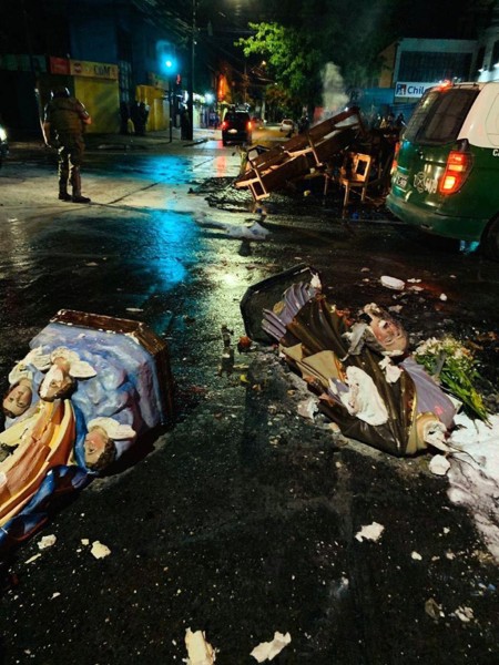 Imágenes de la Iglesia en el pavimento de Talca. 