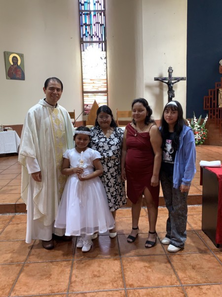 El apostolado Callejeros de la Fe celebró con alegría el bautizo de la niña Kimberly López, de 8 años, durante el Domingo Mundial de las Misiones y la canonización de Sor María Troncatti, en un emotivo encuentro lleno de fe y esperanza.