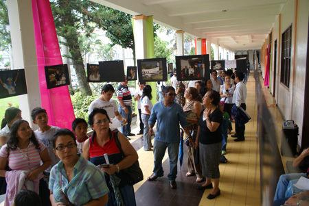 Los pasillos de la parroquia se llenaron de feligreses que recordaban la visita del santo. 